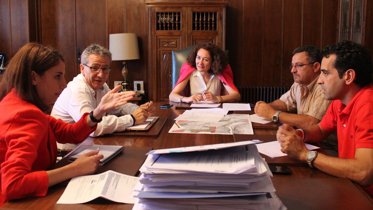 La alcaldesa de Ponferrada, Gloria Merayo, durante su reunión con responsables de LM, en el Ayuntamiento. | L. N. C.