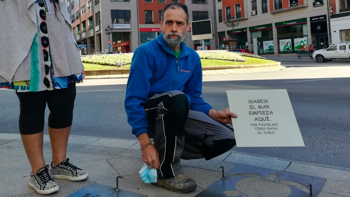 Primera pintada de alcantarillas en Ponferrada. | M.I.