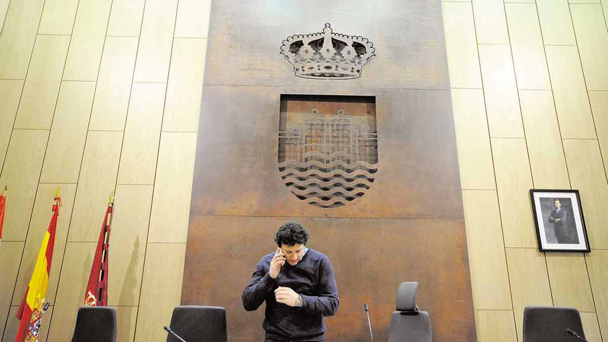 El alcalde de Villaquilambre, Manuel García, en el salón de plenos del Consistorio.