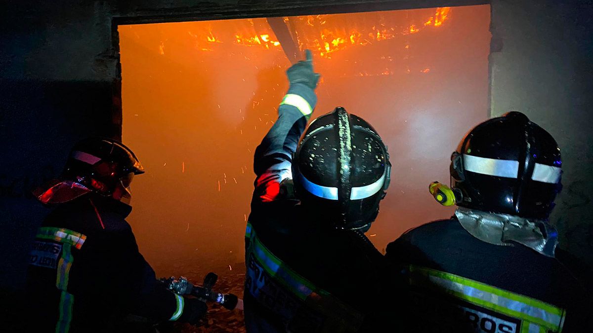 Los bomberos de León durante su intervención para extinguir el incendio. | BOMBEROS AYTO. LEÓN
