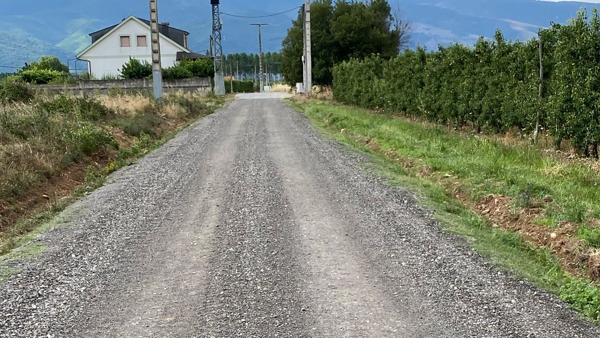 Parte del camino que ha sido reparado para mejorar el transporte de fruta.