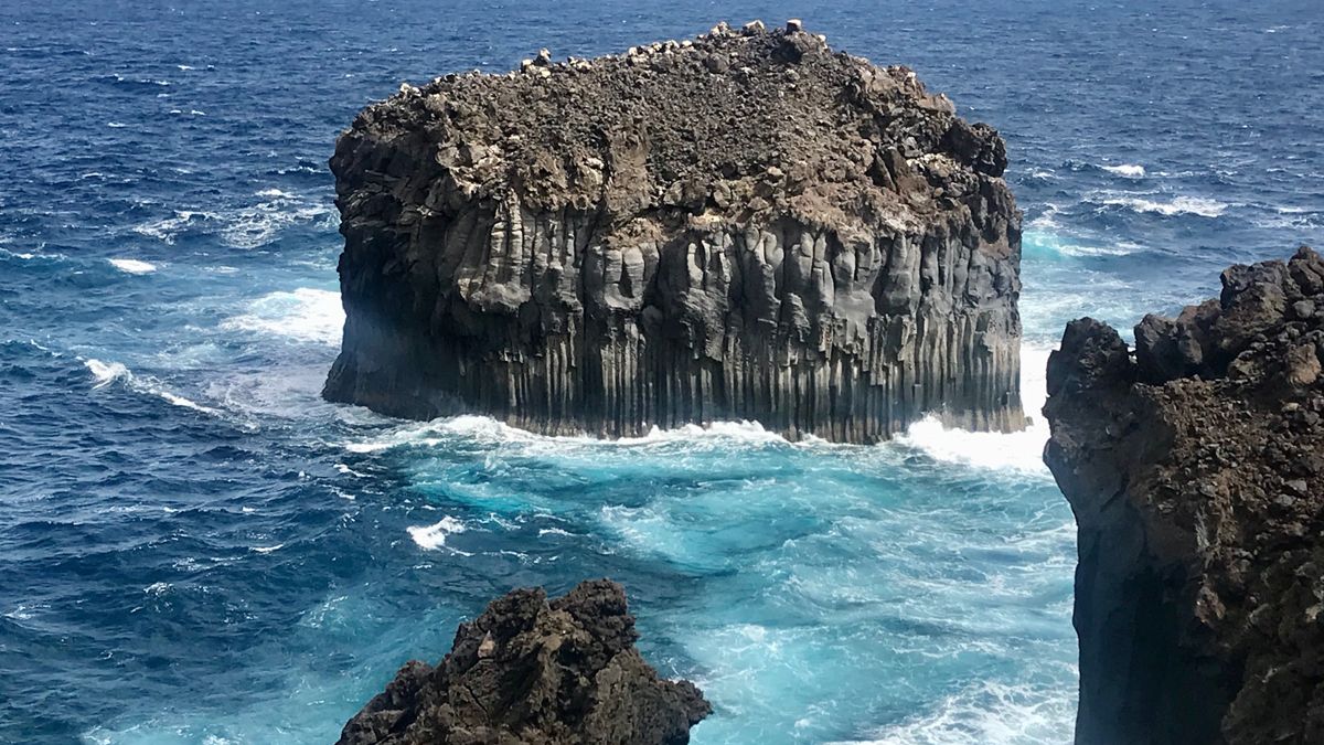 Roque de las gaviotas, en El Hierro (foto Alicia Saturna).