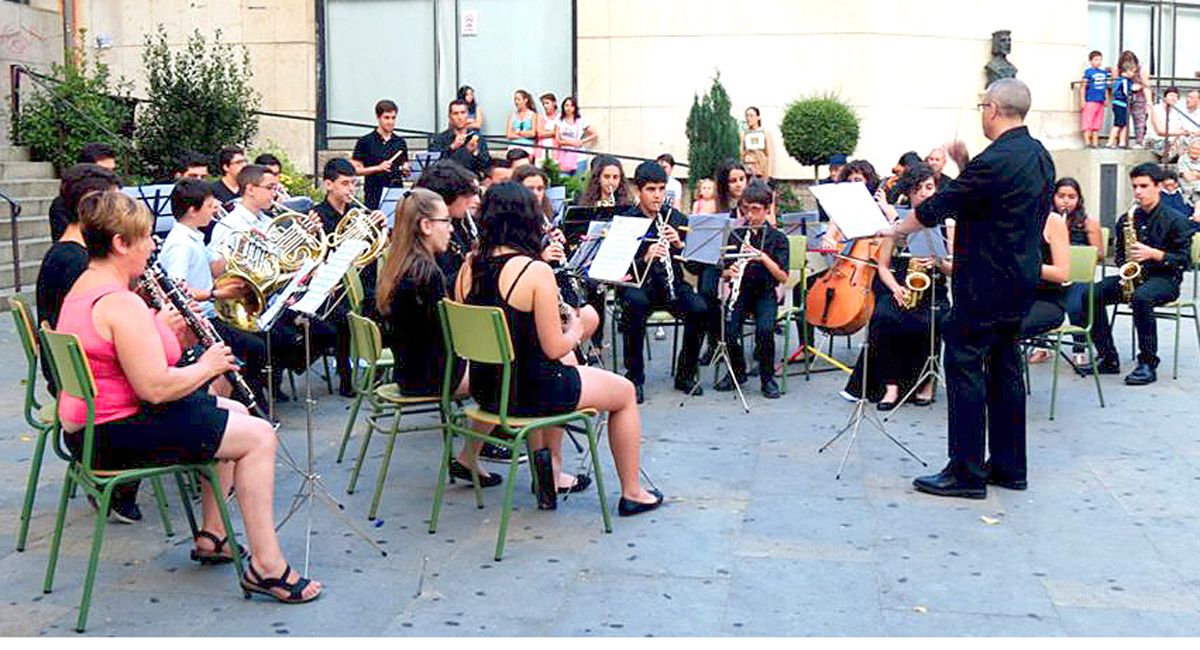 Actuación de la Banda de Música en el patio del IES Juan del Enzina, en cuyo auditorio se desarrolla el programa de actividades del curso. | L.N.C.