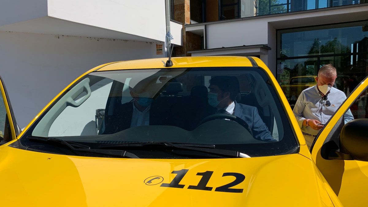 El consejero y responsables municipales prueban el nuevo vehículo. | JCYL