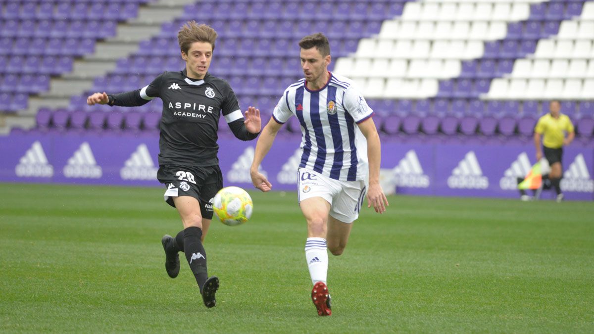 Luque pelea un balón en el partido de Zorrilla. | MAURICIO PEÑA Luque pelea un balón en el partido de Zorrilla. | MAURICIO PEÑA