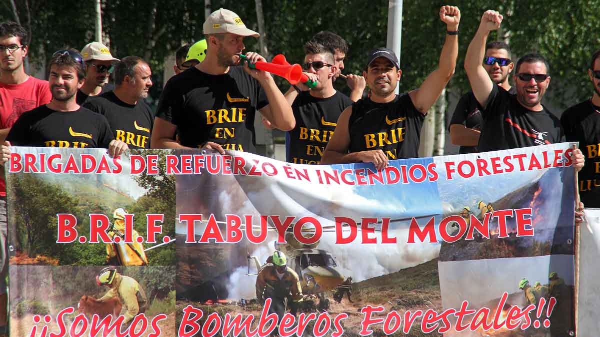 Una protesta reciente de las Brif de Tabuyo del Monte frente a las Subdelegación del Gobierno en León. | ICAL Una protesta reciente de las Brif de Tabuyo del Monte frente a las Subdelegación del Gobierno en León. | ICAL