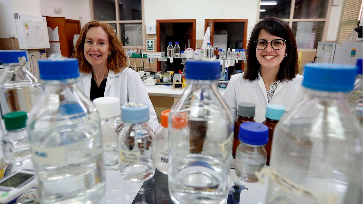 Las investigadoras Marta Lombó y Paz Herráez en su laboratorio de la ULE. | ICAL