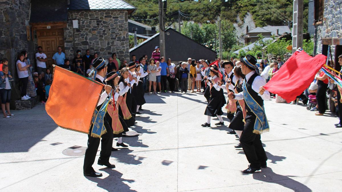 Danzantes del pueblo de Guímara en la plaza, en una foto de archivo de la comisión de fiestas del pueblo. | L.N.C.