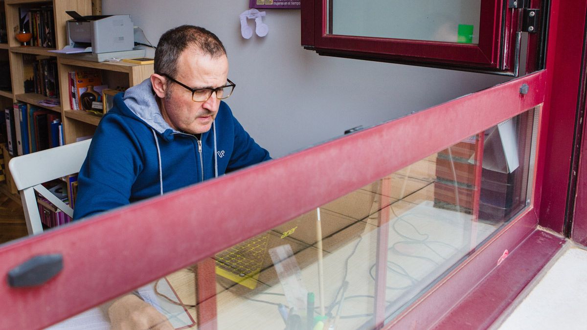 Un hombre teletrabajando durante el confinamiento. | ICAL