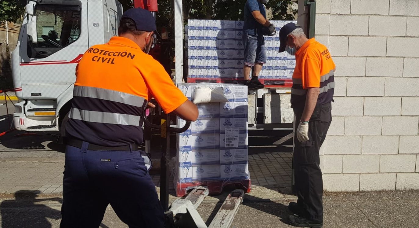 El reparto de alimentos,  con ayuda de Protección Civil. | C.D.A
