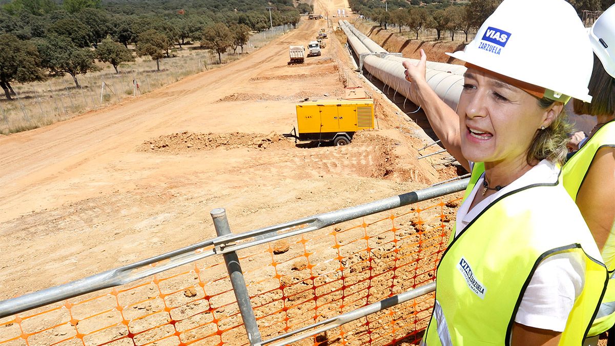 La ministra de Agricultura, Isabel García Tejerina, visita las obras del canal Bajo de los Payuelos. | C.S.C. (ICAL)