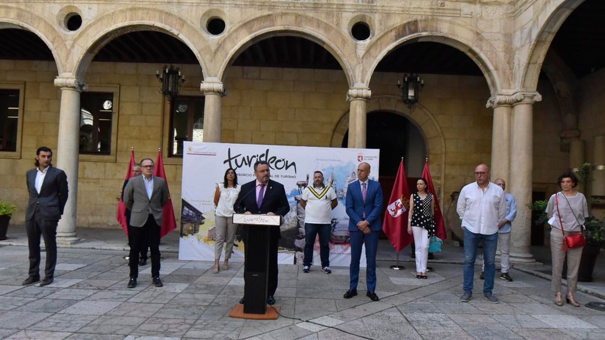 Integrantes de la Mesa del Turismo en el acto celebrado este miércoles. | SAÚL ARÉN