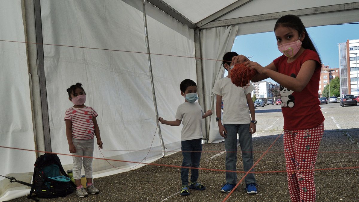 Un grupo de niños se divierte en el espacio de juego organizado por el Hospital San Juan de Dios. | L.N.C.