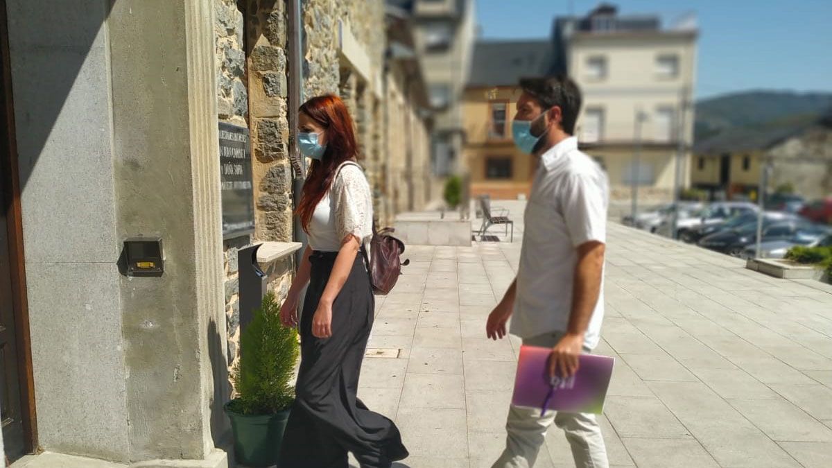 Lorena González y David Valenciano entran a registrar la moción en Toreno. | L.N.C. Lorena González y David Valenciano entran a registrar la moción en Toreno. | L.N.C.