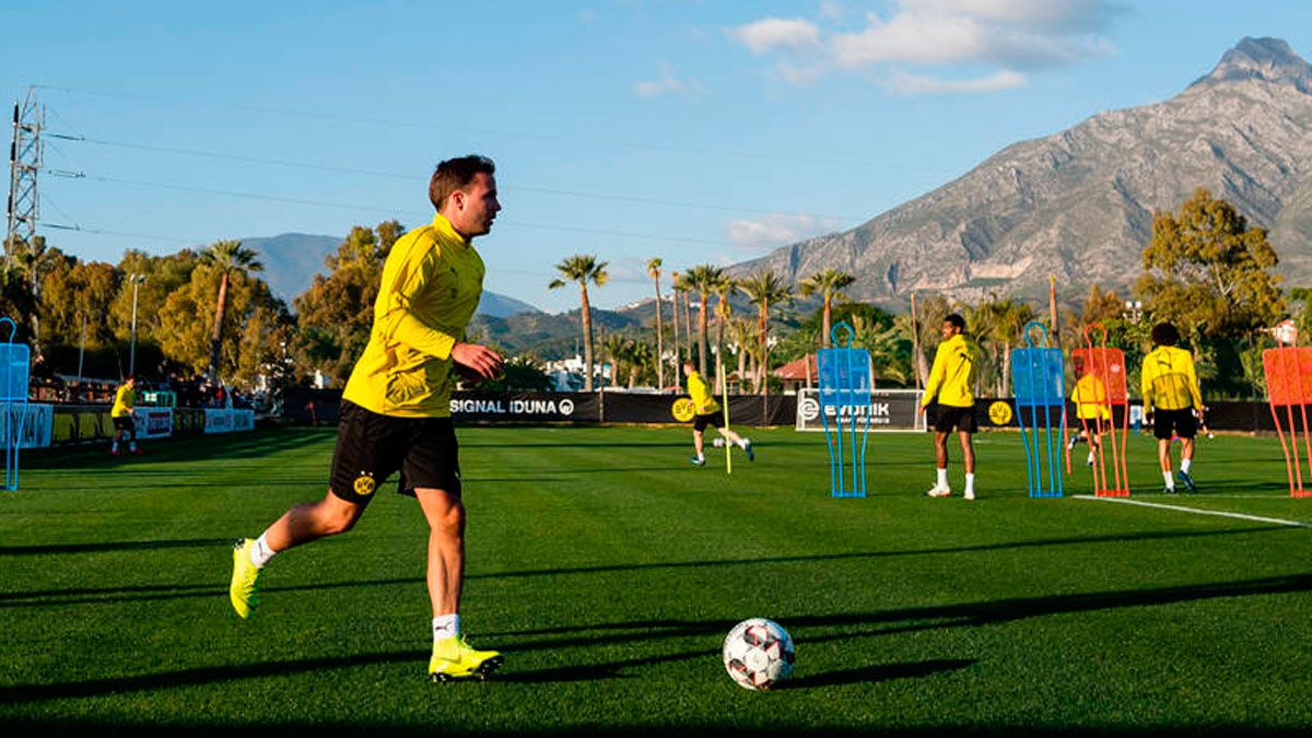 El Dortmund, con Goetze en primer plano, ejercitándose en las instalaciones donde entrenará la Cultural. | BVB
