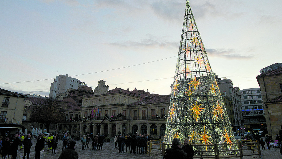 Árbol instalado el año pasado en la plaza de San Marcelo. | MAURICIO PEÑA