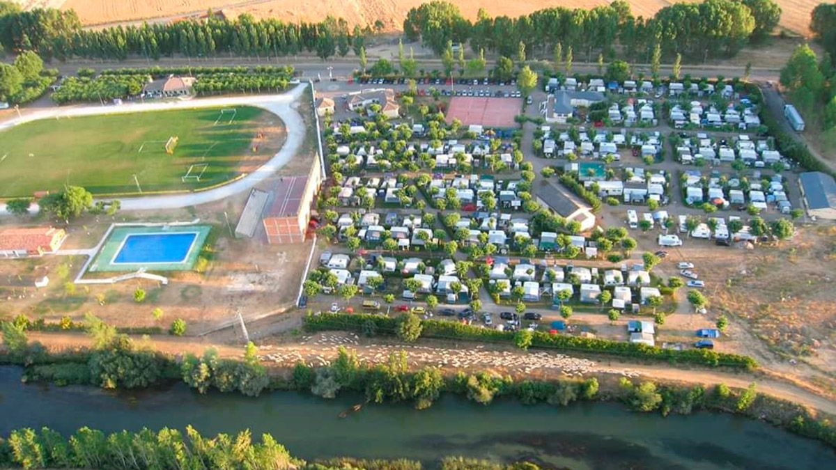 Vista aérea del camping de Sahagún que se encuentra ubicado en la margen del río Cea. | L.N.C.