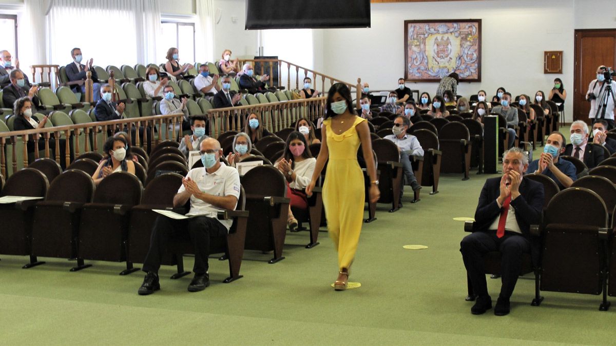 Una de las alumnas que fueron reconocidas este viernes en El Albéitar. | L.N.C.