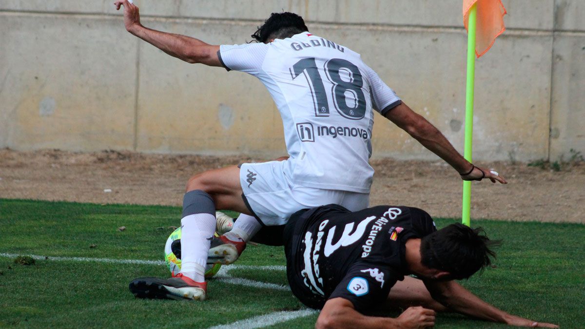 Gudiño es derribado por un jugador del Zamora. | CYD
