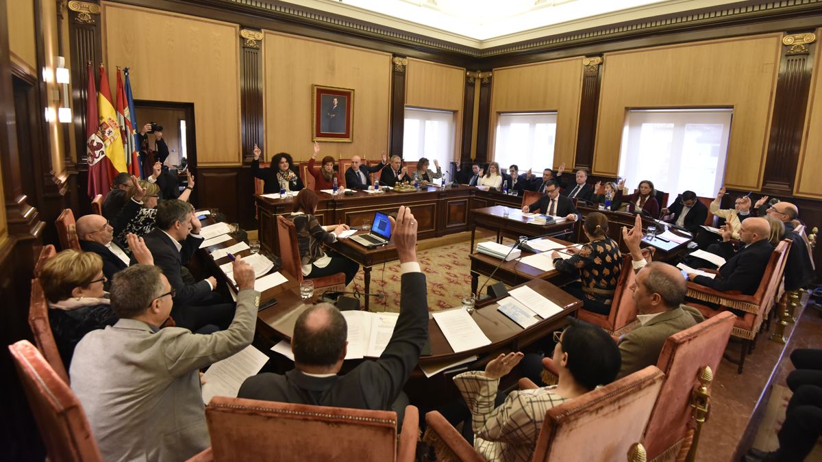 Imagen de una votación durante una sesión plenaria en el Ayuntamiento de León. | SAÚL ARÉN Imagen de una votación durante una sesión plenaria en el Ayuntamiento de León. | SAÚL ARÉN