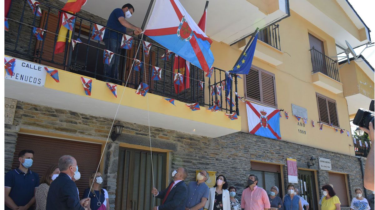 Consejeros y vecinos de Peranzanes en el acto simbólico de izado de la bandera 20 años después. | L.N.C.