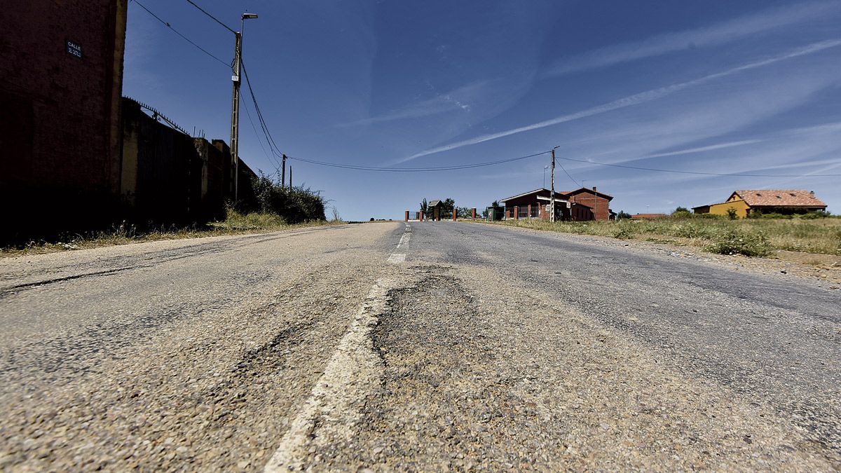 Estado del firme a la salida de la localidad de Villamartín de Don Sancho. | SAÚL ARÉN