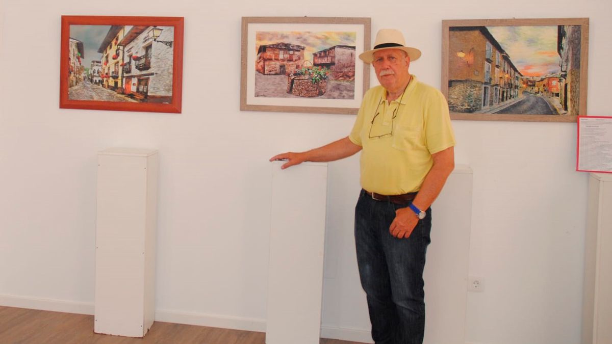 Ovalle con su muestra a la espalda en la inauguración de la misma. Ovalle con su muestra a la espalda en la inauguración de la misma.