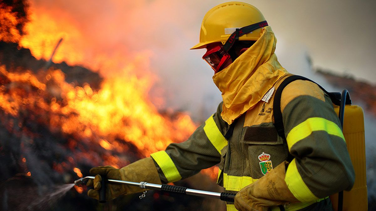 Voluntarios de Protección Civil de Riello trabajan en la extinción de las llamas. | ANTONIO LIÉBANA