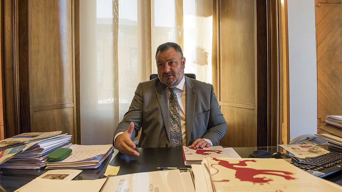 El presidente de la Diputación de León, Eduardo Morán, en su despacho. | MAURICIO PEÑA