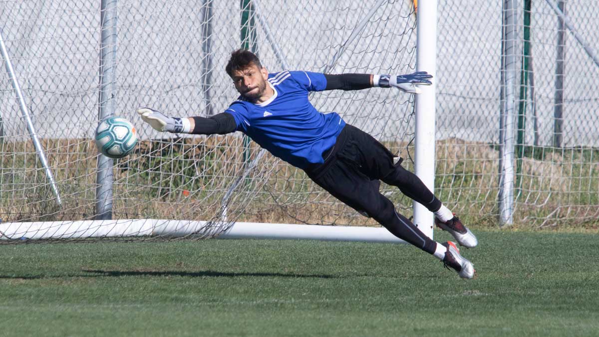 René realiza un estirada durante un entrenamiento con la Ponferradina. | SDP