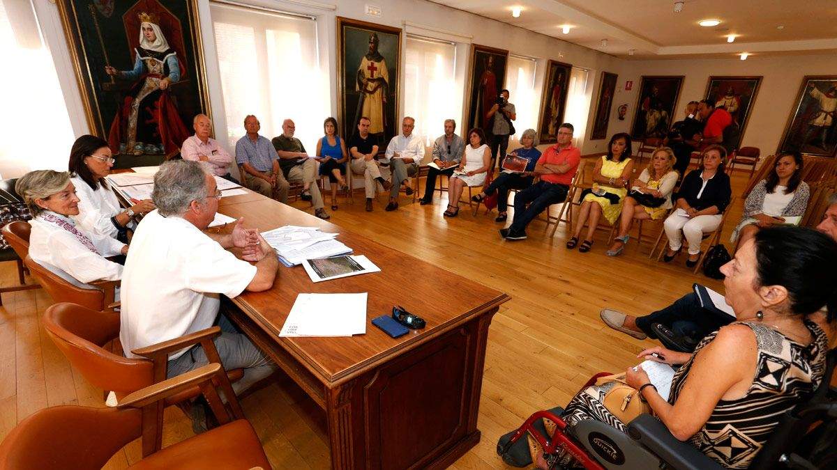 Presentación a los colectivos sociales del proyecto de remodelación de la Plaza del Grano. | C.S.C. / ICAL