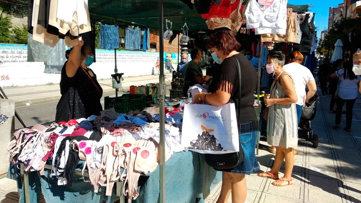 Uno de los puestos de textil que se sumaron al mercadillo en Ponferrada.