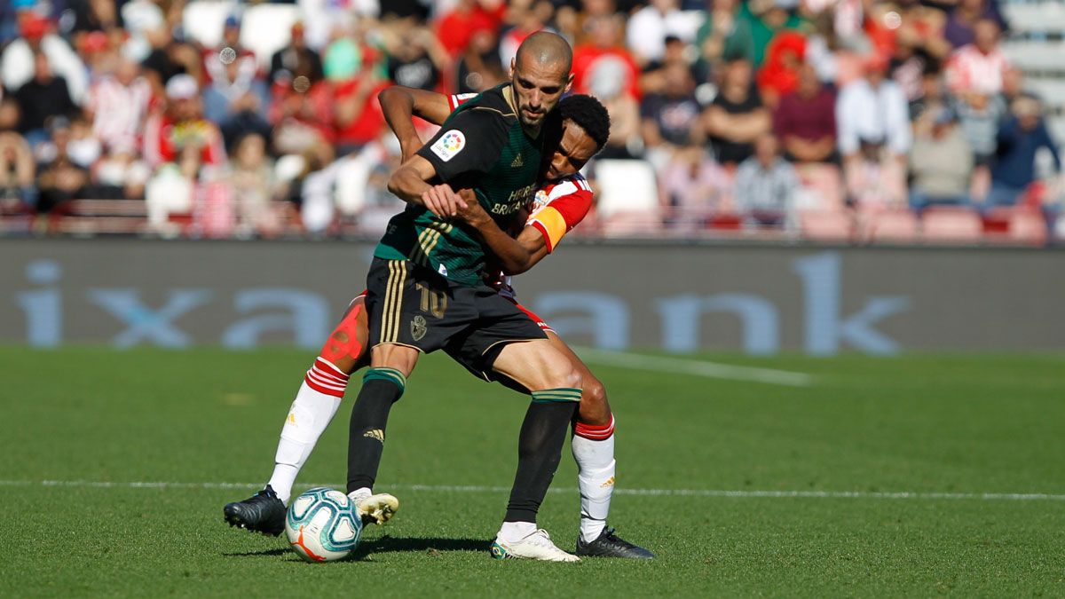 Yuri protege el balón ante un defensor del Almería en el choque de la primera vuelta. | DIARIO DE ALMERÍA