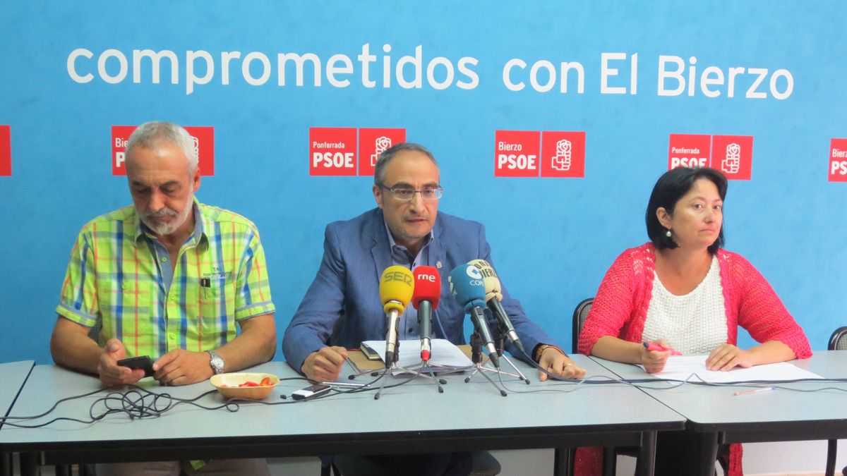 Antonio Vega, Olegario Ramón y Ángela Marqués, en la sede del PSOE en Ponferrada. | L. N. C.
