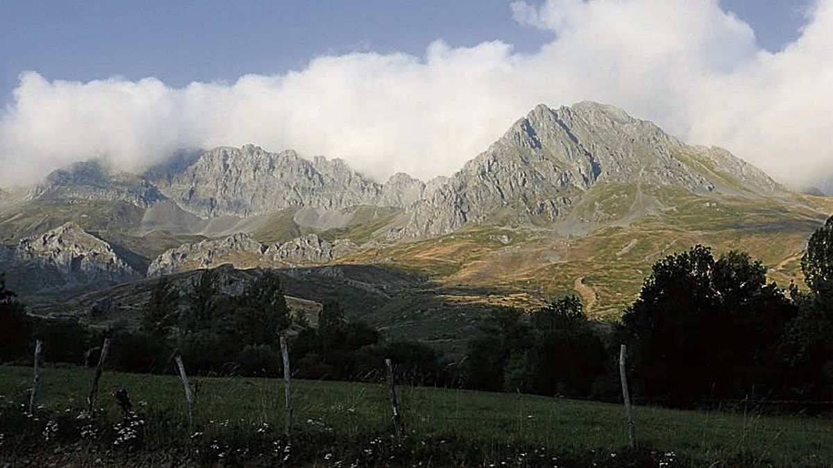 En la imagen, vista de Peña Ubiña desde el Parque Natural de Babia y Luna. | FUNDACIÓN PATRIMONIO NATURAL