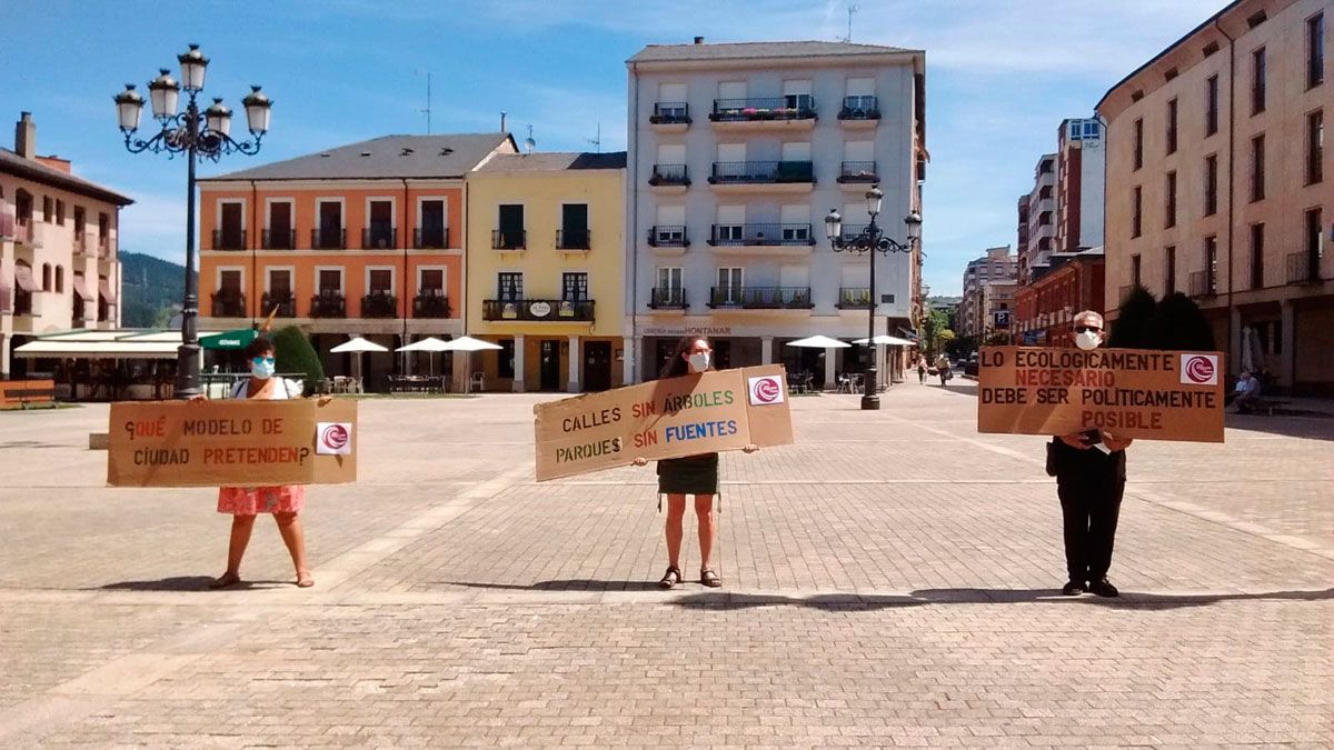 Integrantes del colectivo con sus pancartas ante el Ayuntamiento de Ponferrada.