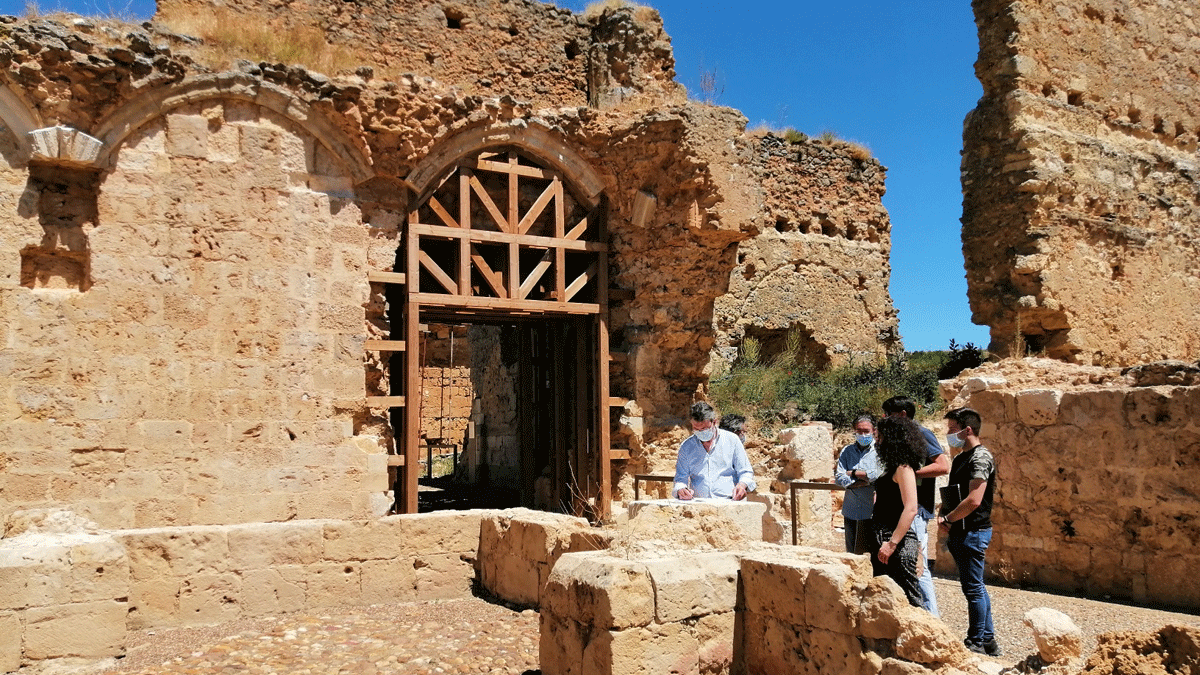 El delegado territorial, Juan Martínez Majo, visitó las ruinas junto con Amelia Biaín y Amador Aller.