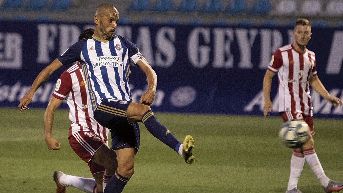 Yuri lanza entre los defensores del Almería. | LALIGA