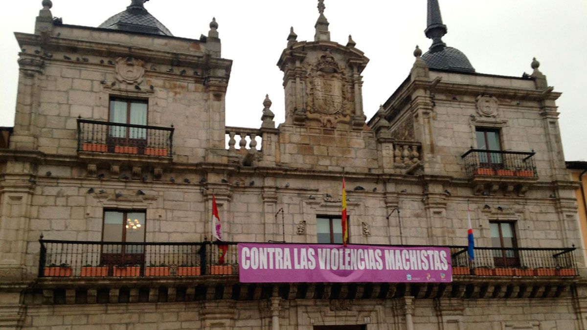 Pancarta contra las violencias machistas en el Ayuntamiento de Ponferrada. | L.N.C.