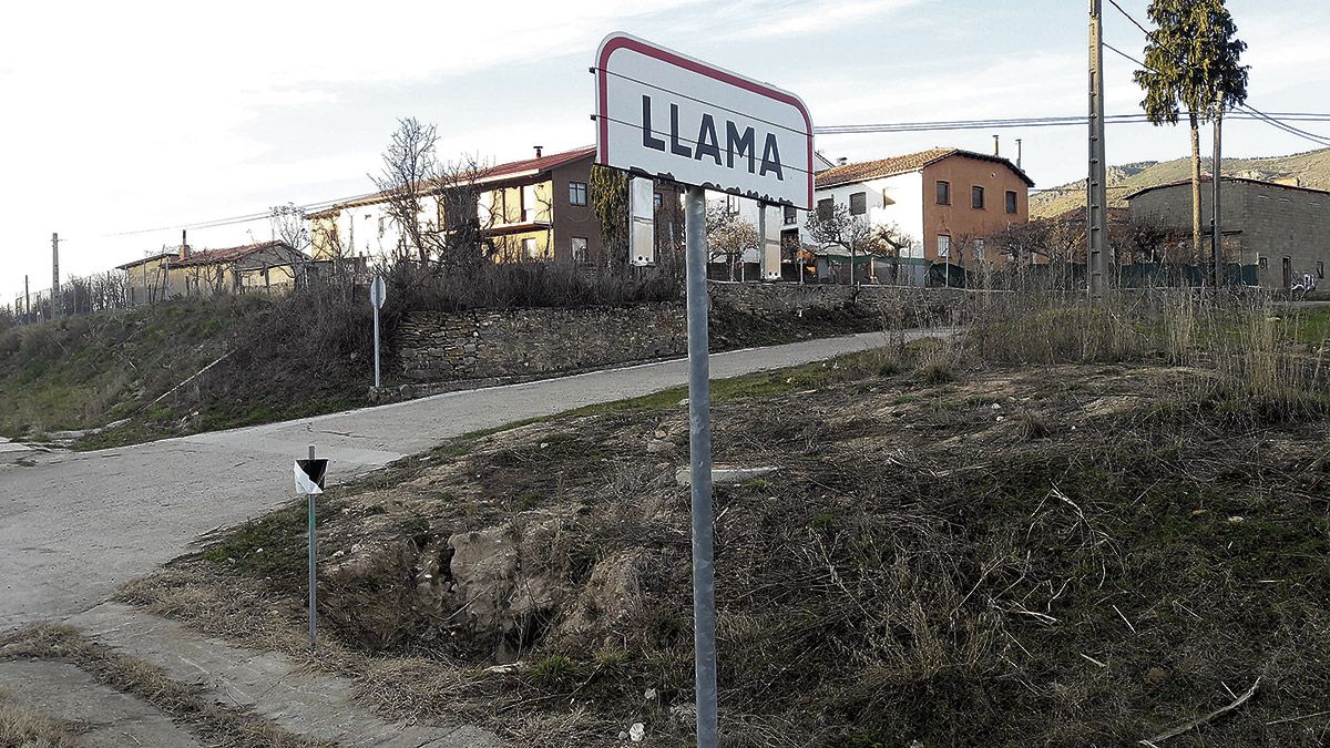 El apellido ‘de Colle’ que las instituciones encargadas ponen en los carteles de Llama es habitualmente ‘borrado’ y desaparece su parte inferior. El apellido ‘de Colle’ que las instituciones encargadas ponen en los carteles de Llama es habitualmente ‘borrado’ y desaparece su parte inferior.