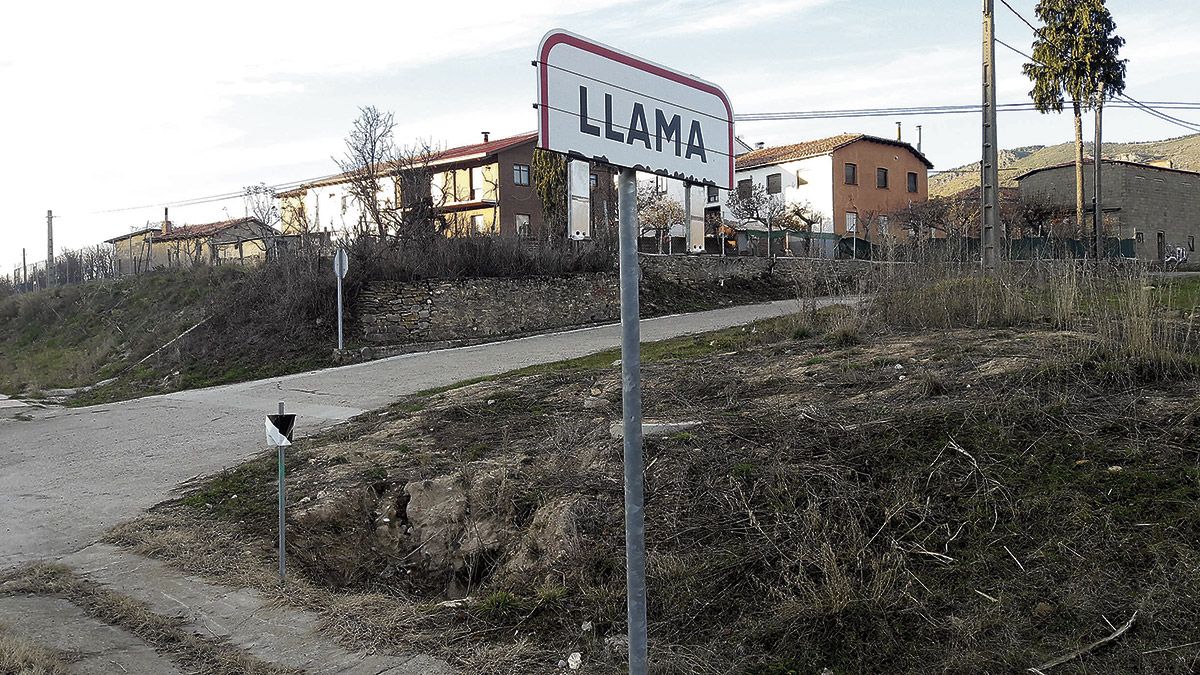 El apellido ‘de Colle’ que las instituciones encargadas ponen en los carteles de Llama es habitualmente ‘borrado’ y desaparece su parte inferior.