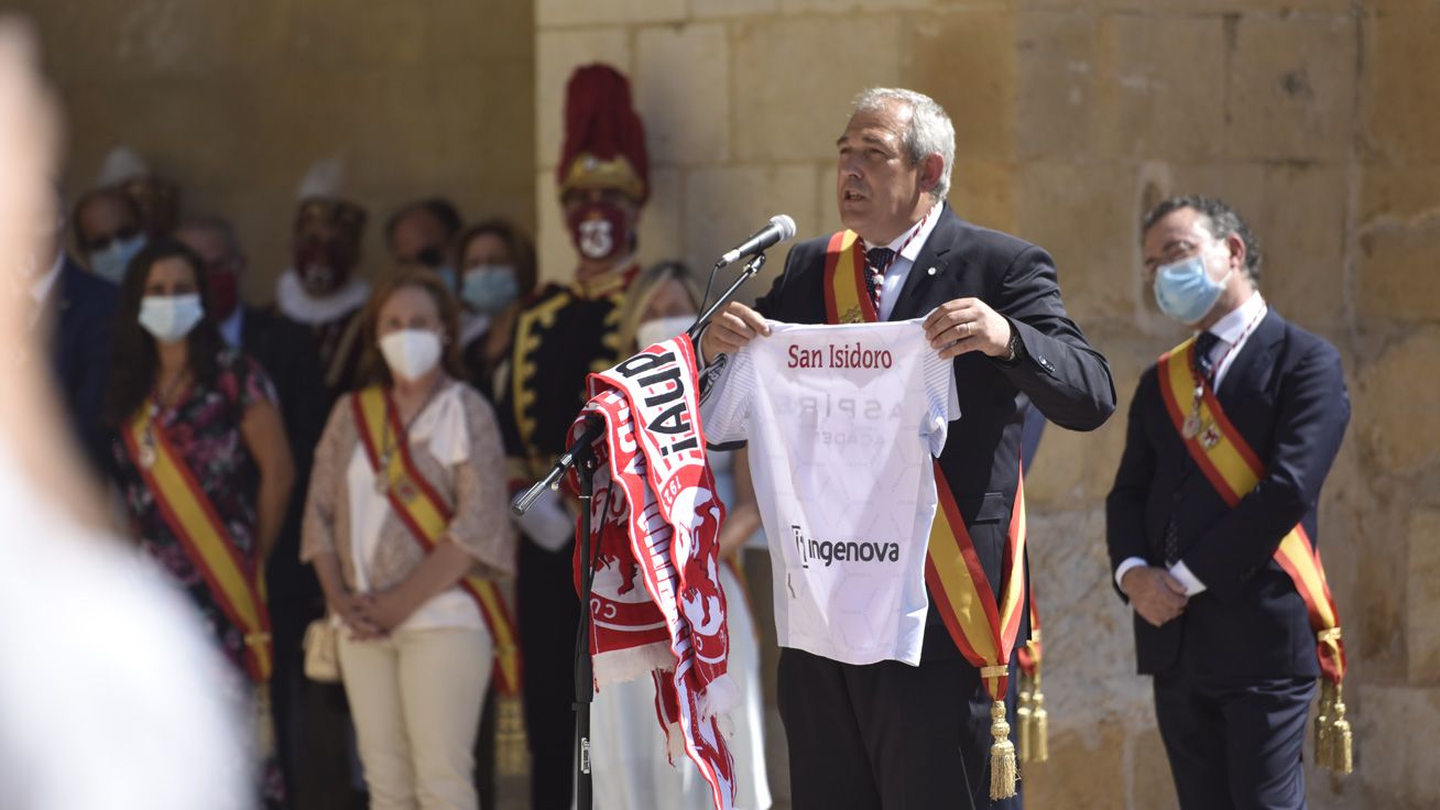 Vicente Canuria, durante las Cabezadas, con la camiseta de la Cultural. | SAÚL ARÉN Vicente Canuria, durante las Cabezadas, con la camiseta de la Cultural. | SAÚL ARÉN