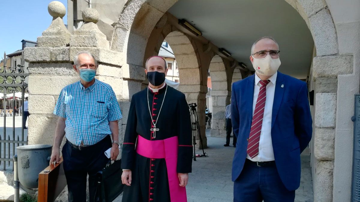 El Obispo tuvo un encuentro con los feligreses antes de oficiar misa en la Basílica de la Encina. | M.I.