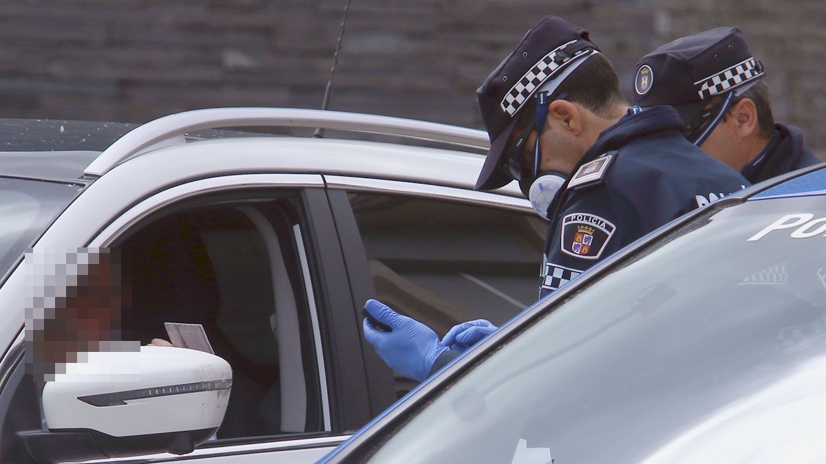 Agentes de la Policía Municipal de Ponferrada realizando controles. | Ical