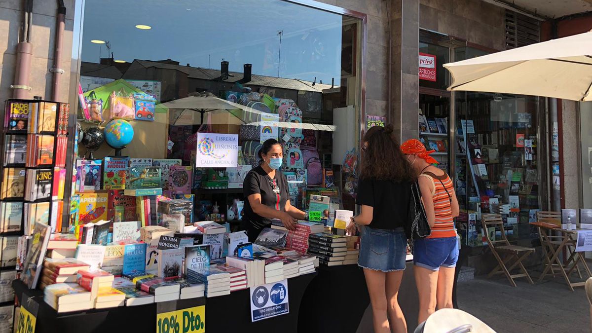 Clientes visitan el puesto de calle de Libre´ria Quiñones, en la zona alta de Ponferrada. | L.N.C.