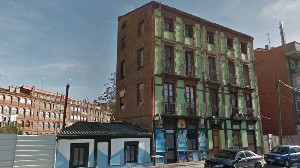 El edificio del número 19 de Doctor Fleming presenta un "índice de daños muy alto", según el informe de Adif. | L.N.C. El edificio del número 19 de Doctor Fleming presenta un "índice de daños muy alto", según el informe de Adif. | L.N.C.
