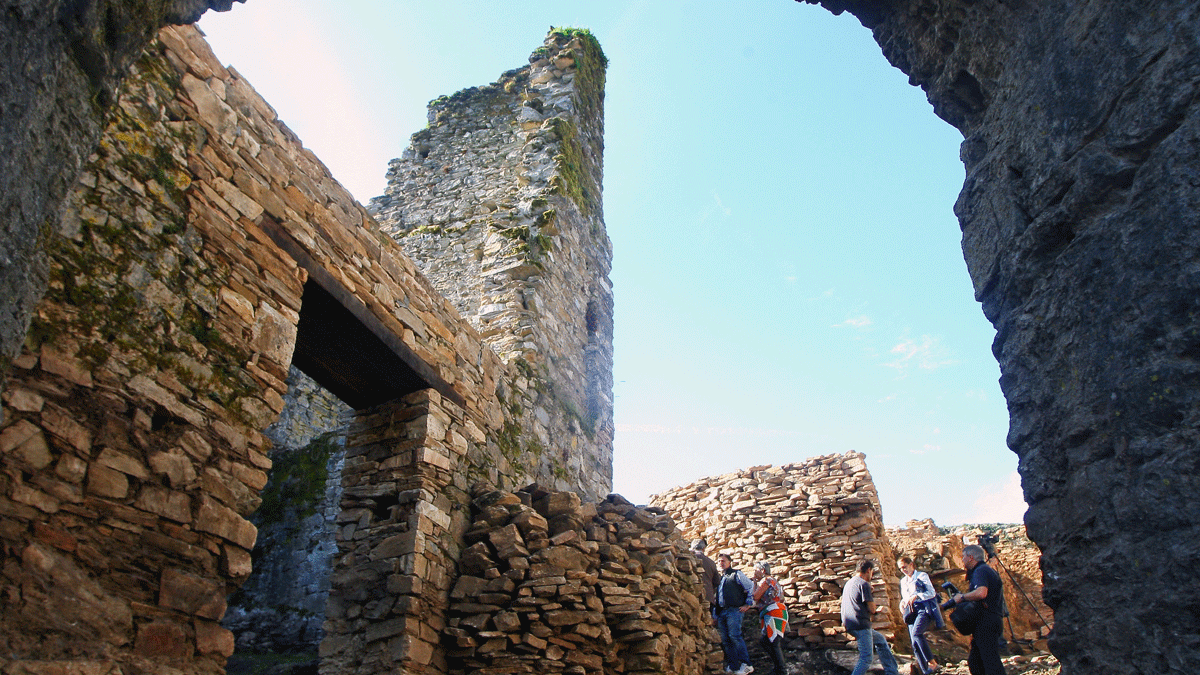 Castillo de Sarracín, situado en la localidad berciana de Vega de Valcarce | César Sánchez (Ical)