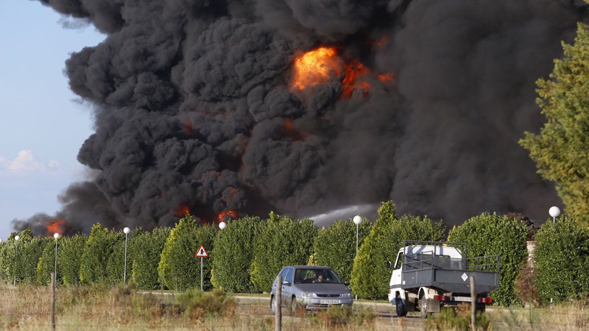Incendio de la planta de neumáticos RMD en Ardoncino. | CARLOS S. CAMPILLO (ICAL)