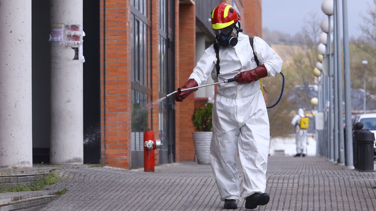 Los bomberos realizaron trabajos de desinfección en Ponferrada durante el estado de alarma. | Ical