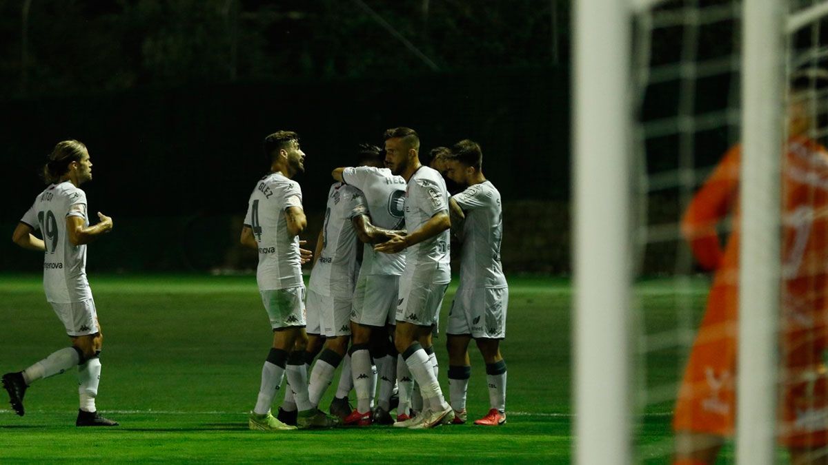Los jugadores de la Cultural celebran uno de los goles frente al Yeclano. | CYD
